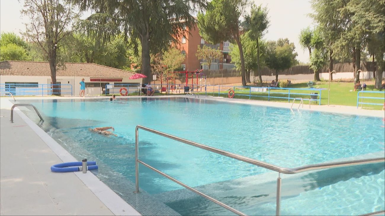 Chapinería intenta recuperar la normalidad tras el incendio con la reapertura de su piscina municipal