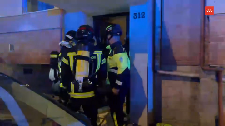 Muere un hombre de 61 en la explosión y posterior incendio de un semisótano de un edificio en Madrid