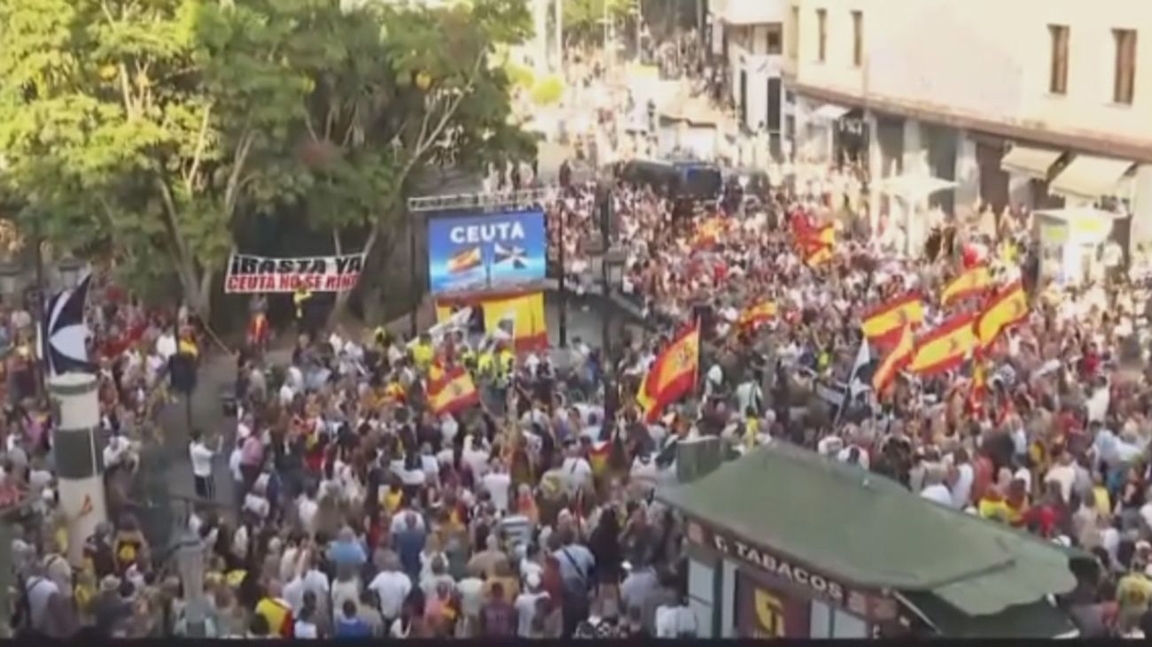 Miles de personas se manifiestan en Ceuta bajo el lema 'Basta ya, Ceuta no se vende'