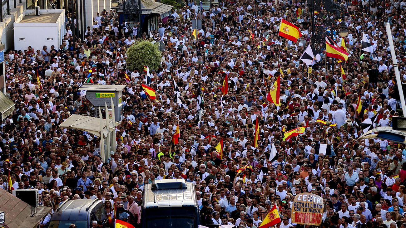 Miles de personas se manifiestan en Ceuta bajo el lema 'Basta ya, Ceuta no se rinde'