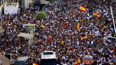 Miles de personas se manifiestan en Ceuta bajo el lema 'Basta ya, Ceuta no se rinde'