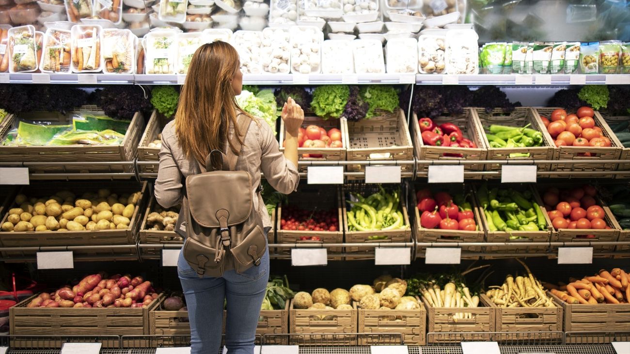 Un joven compra en un supermercado