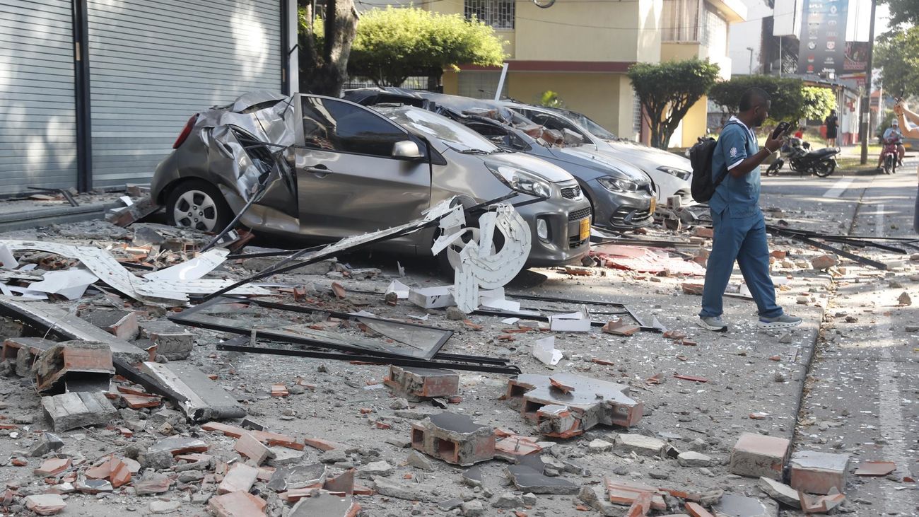 varios vehículos afectados por un muro tras un fuerte temblor este lunes, en Cali (Colombia)