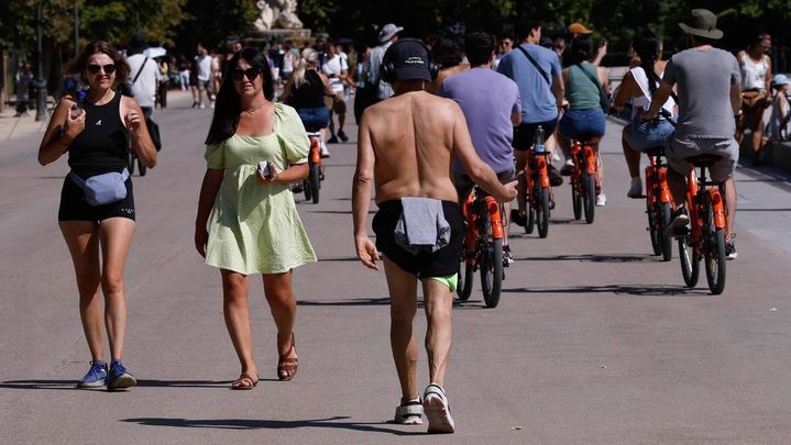 Viandantes pasean por el Retiro