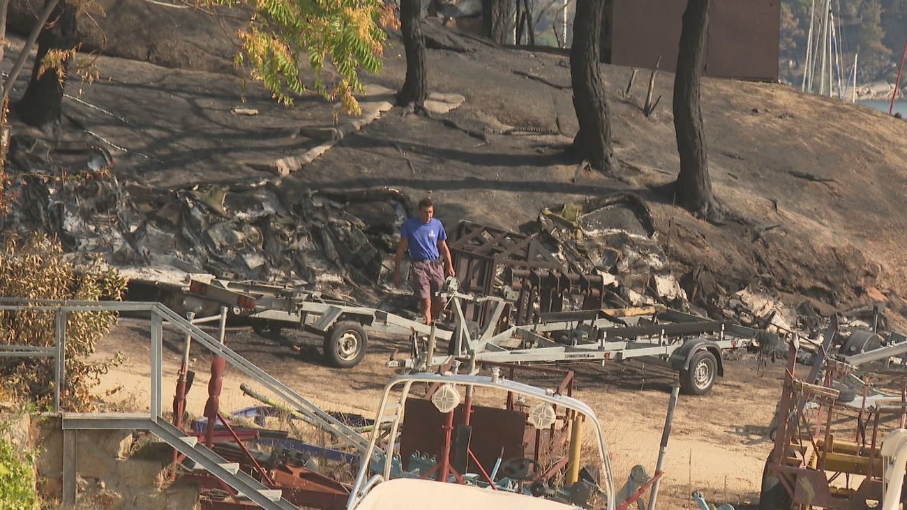 Embarcaciones tras el paso del incendio por el pantano de San Juan