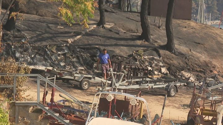 Embarcaciones tras el paso del incendio por el pantano de San Juan