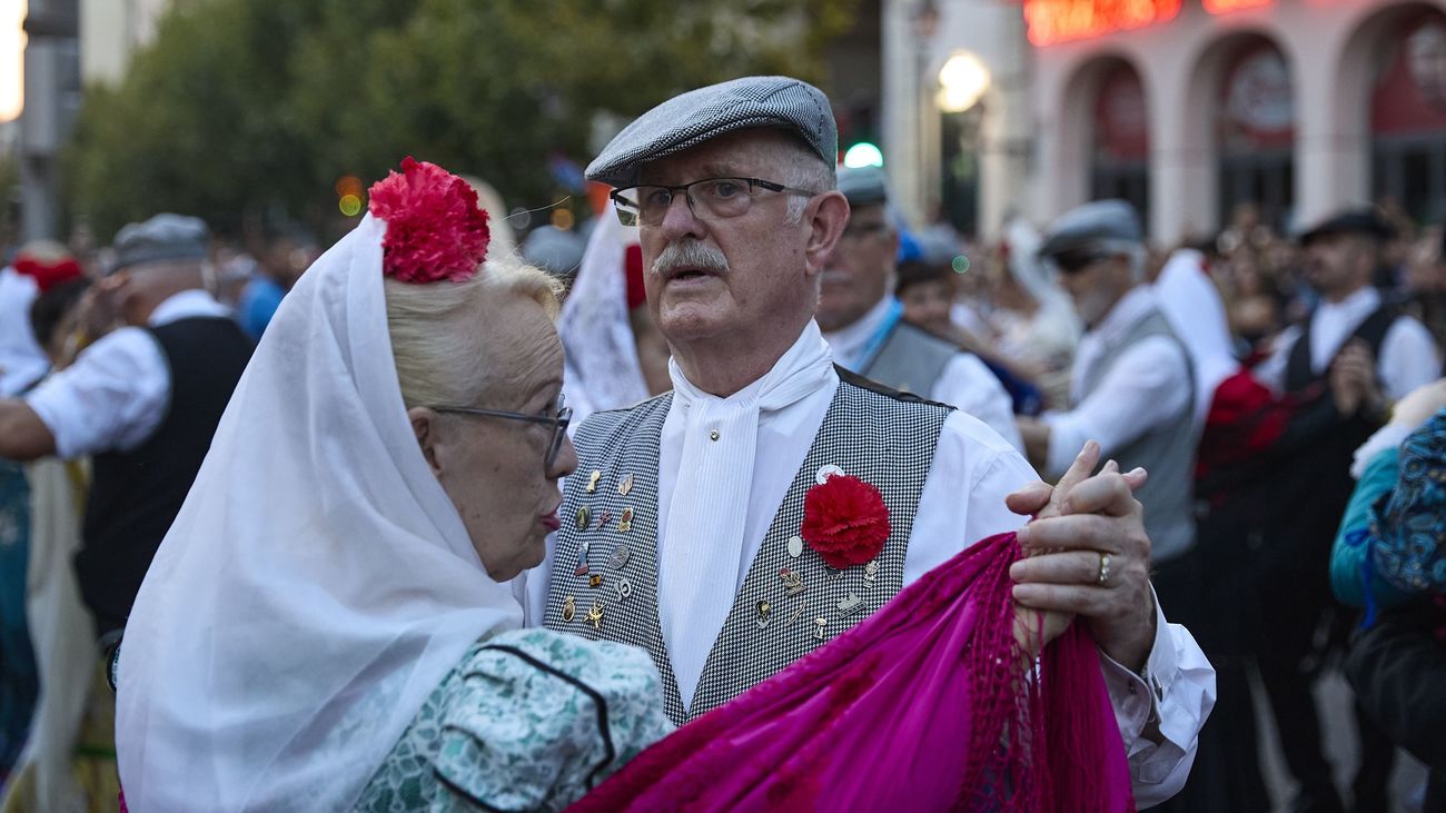 Dos personas bailan un chotis durante las fiestas de La Paloma