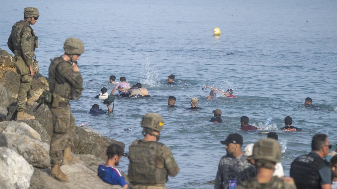 Decenas de migrantes intentan cruzar a España desde Marruecos