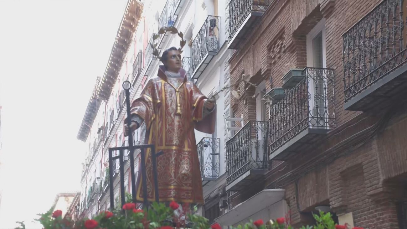 San Lorenzo recorre las calles de Lavapiés en una de las citas más tradicionales del barrio