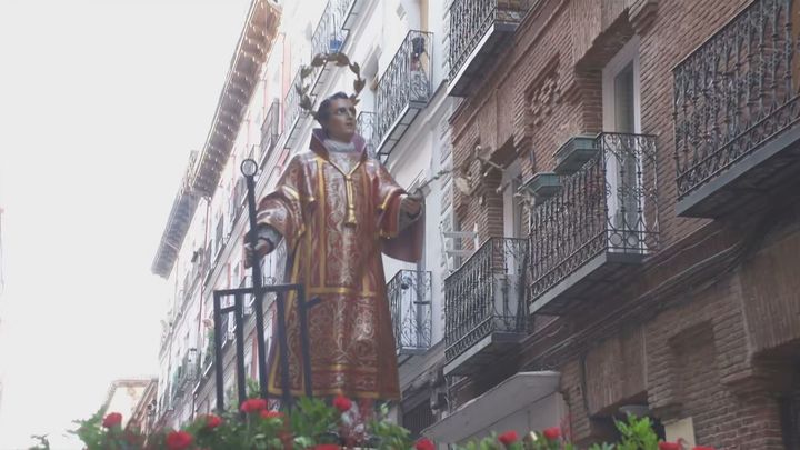 San Lorenzo recorre las calles de Lavapiés en una de las citas más tradicionales del barrio