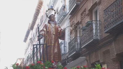 San Lorenzo recorre las calles de Lavapiés en una de las citas más tradicionales del barrio