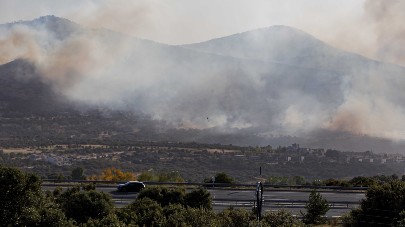 El incendio de Navas de San Antonio mantiene evacuados a los vecinos de dos municipios en Segovia