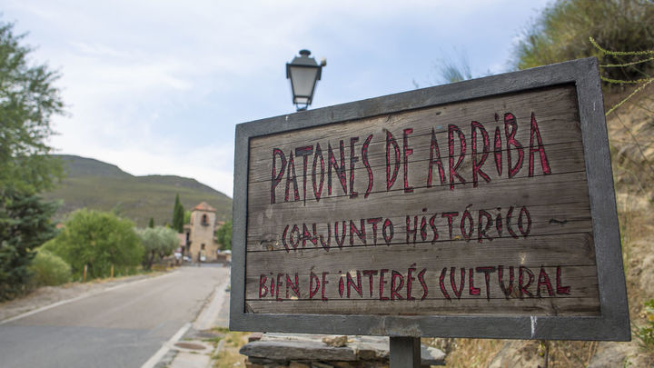 Cártel en la entrada de Patones de Arriba / COMUNIDAD DE MADRID