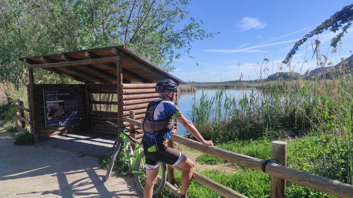 Un ciclista observa la Laguna de San Juan, en el curso bajo del río Tajuña