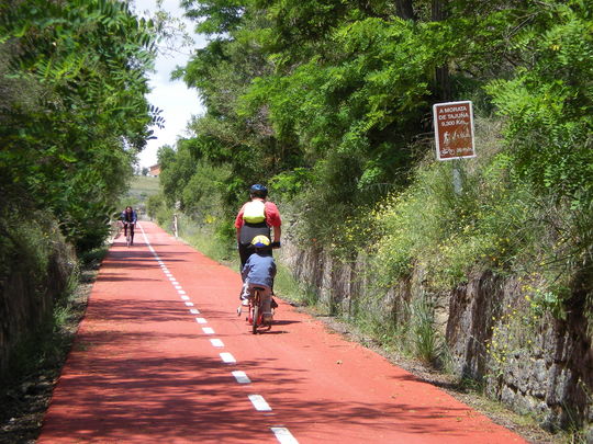 Ciclistas ruedan sobre la Vía Verde del Tajuña / COMUNIDAD DE MADRID