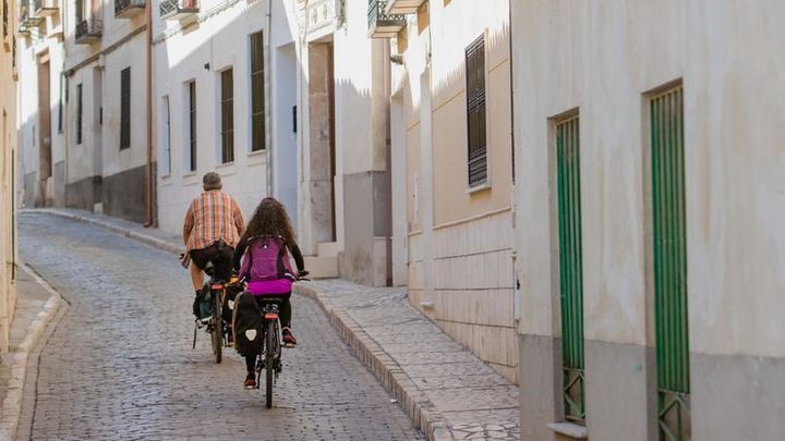 Ciclistas remontan una de las calles del casco histórico de Colmenar de Oreja / COMUNIDAD DE MADRID