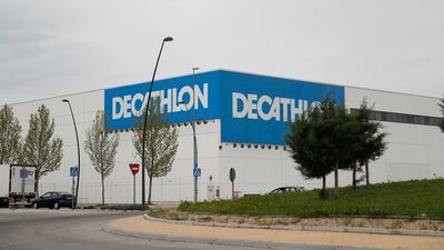 Tres atracadores armados con hachas siembran el miedo en un Decathlon de Getafe: se llevaron 300 euros en solo 3 minutos