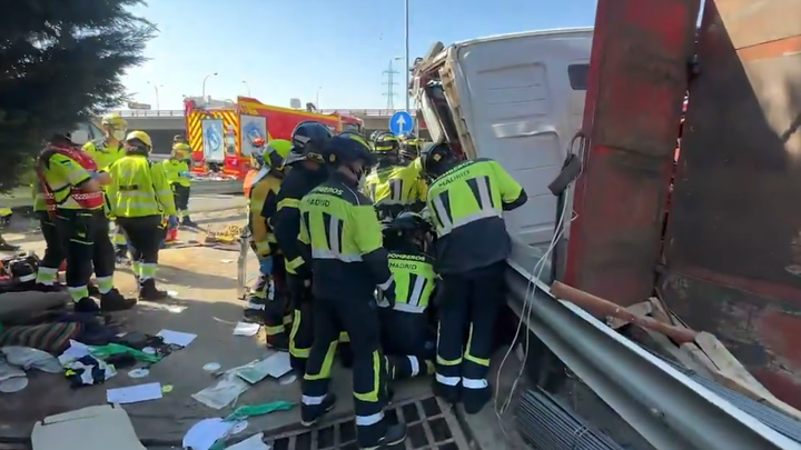Grave accidente de un camión en la M-45 con su conductor atrapado en la cabina