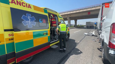 Muere el conductor de una furgoneta que impactó contra un camión en la M-45