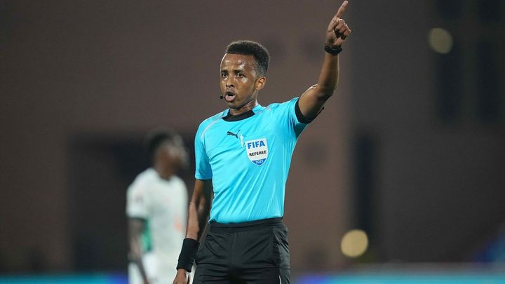 El árbitro somalí vetado por EEUU en el Mundial pita este miércoles en la Supercopa de la UEFA