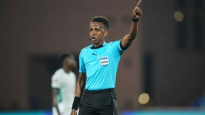 El árbitro somalí vetado por EEUU en el Mundial pita en la Supercopa de Europa