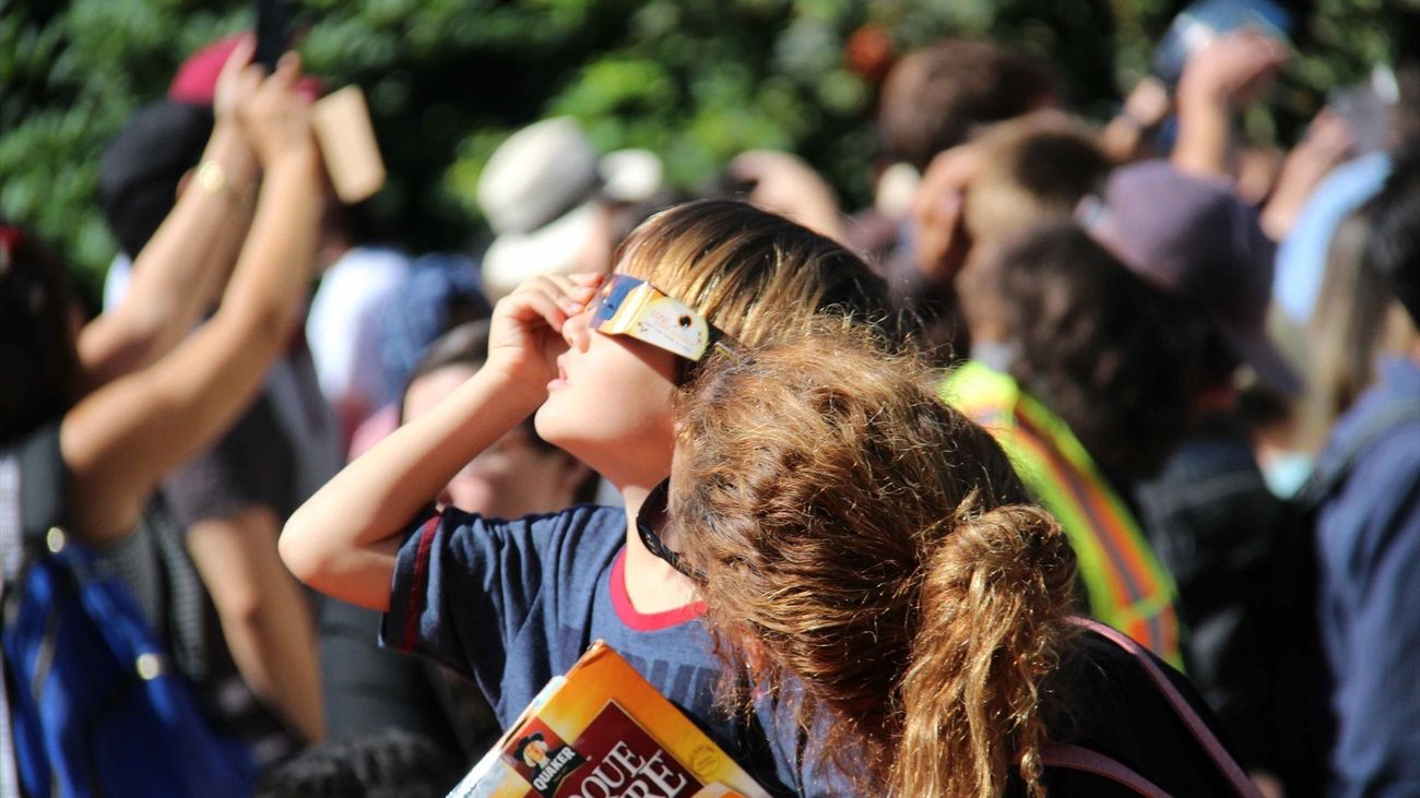 Niños con gafas de eclipse