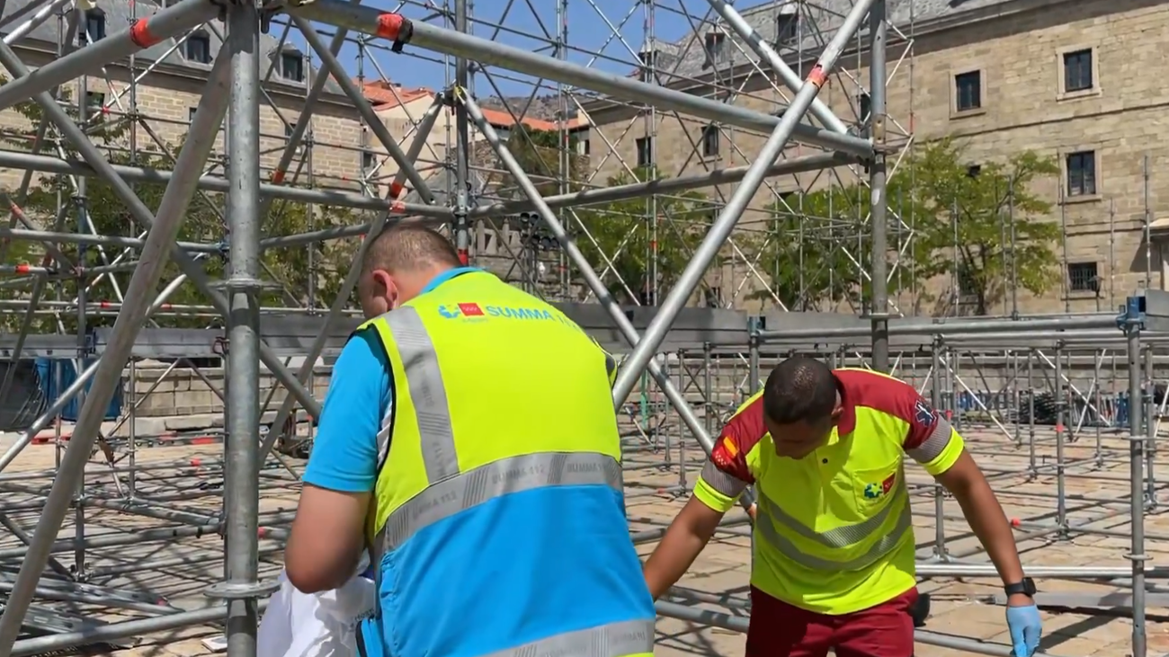 Equipos de emergencia entre el andamiaje del escenario de las fiestas de San Lorenzo de El Escorial