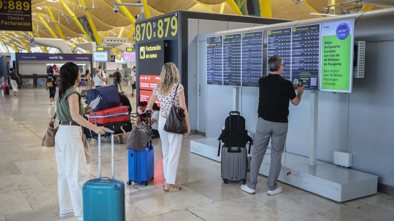 Varias personas en el Aeropuerto Adolfo Suárez Madrid-Barajas