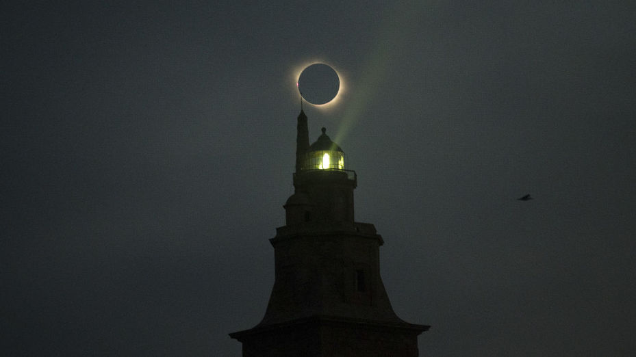 El eclipse total de Sol sume a más de la mitad de España en una profunda e histórica oscuridad