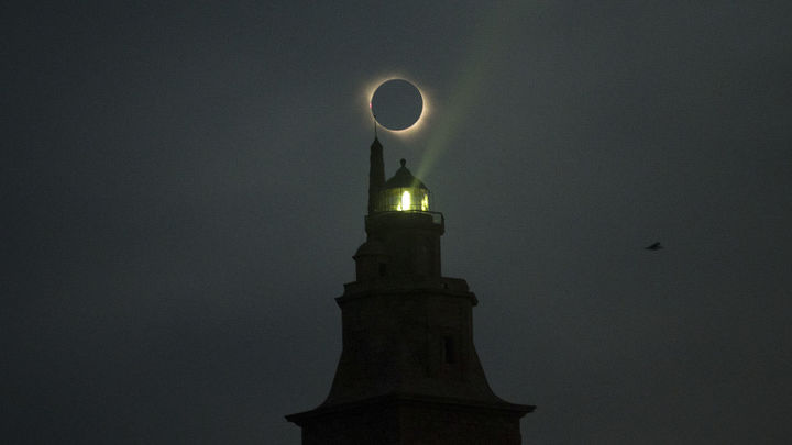 El eclipse total de Sol sume a más de la mitad de España en una profunda e histórica oscuridad