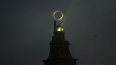 El eclipse total de Sol sume a más de la mitad de España en una profunda e histórica oscuridad