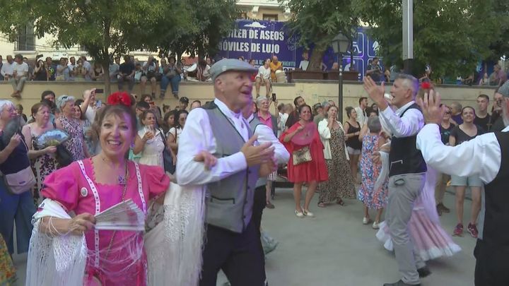 Gente bailando el chotis en la verbena de la Paloma