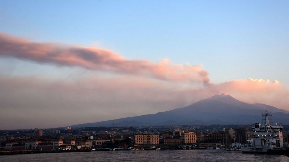 El aeropuerto de Catania seguirá cerrado por la erupción del Etna: "El problema no es el volcán, sino el aeropuerto"