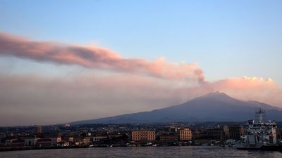 El aeropuerto de Catania seguirá cerrado por la erupción del Etna: "El problema no es el volcán, sino el aeropuerto"