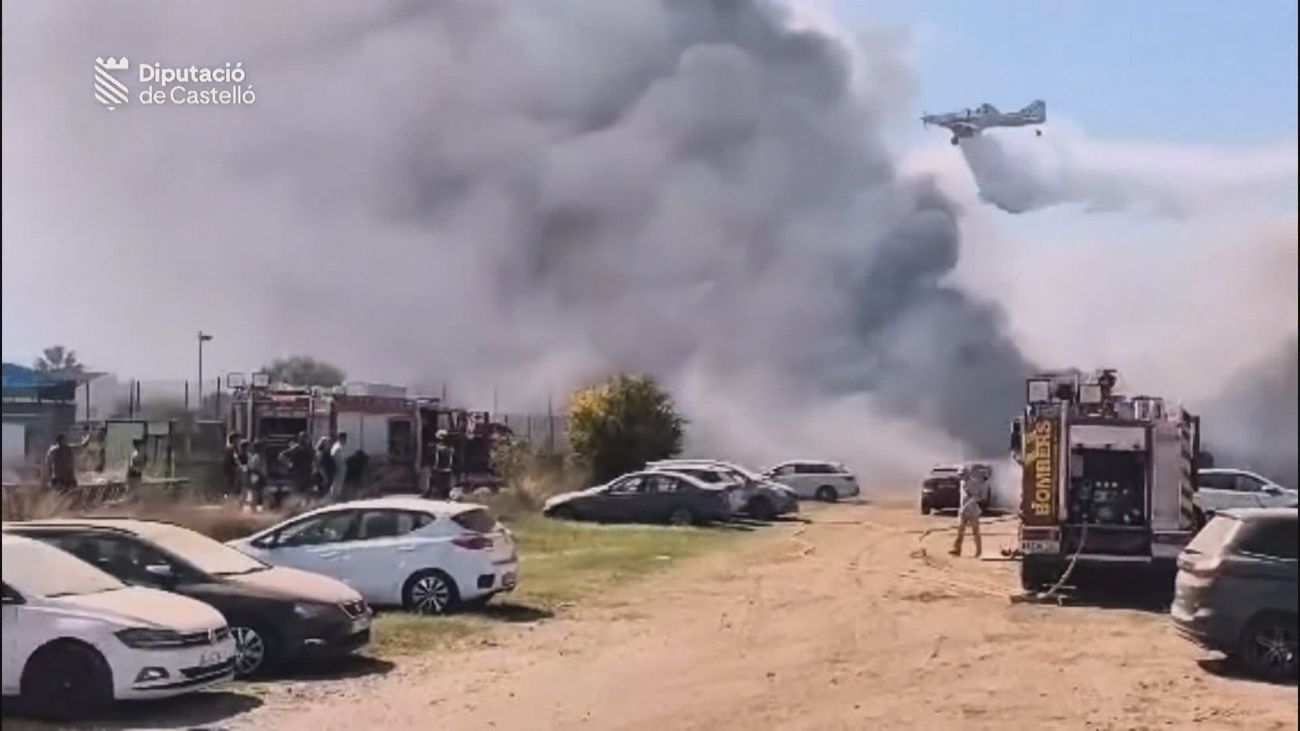 Un incendio calcina 34 vehículos en Peñíscola (Castellón) y deja varios heridos leves horas antes del eclipse