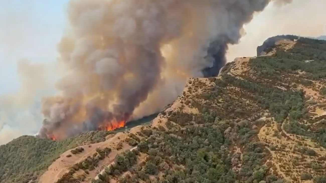 Imagen aérea del incendio en Las Peñas de Riglos (Huesca)