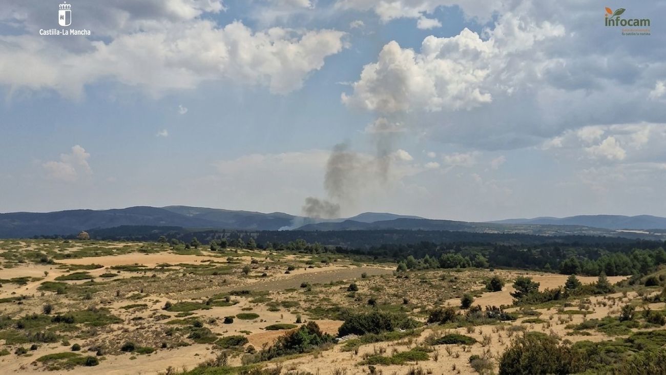 Columnas de humo en la zona forestal de Checa, Parque Natural del Alto Tajo