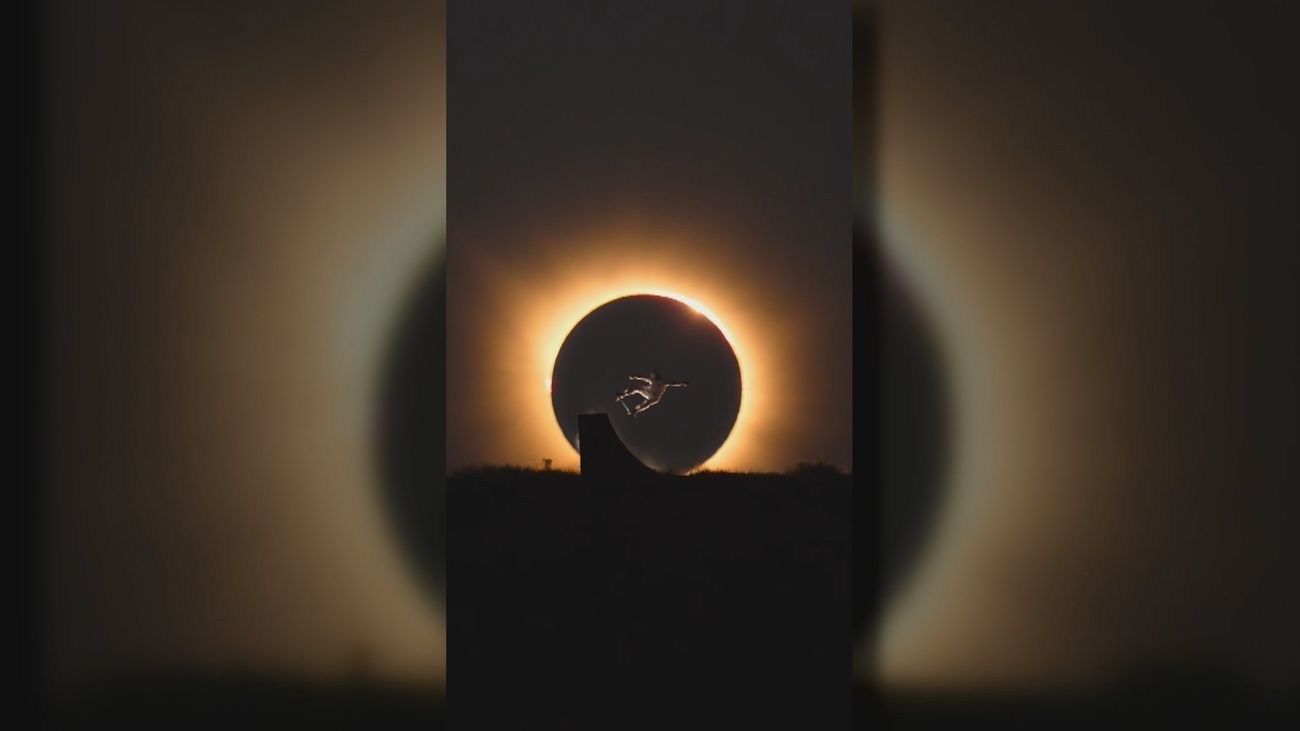 El skater madrileño Danny León 'cabalgando' el eclipse: el salto viral que sorprende al mundo