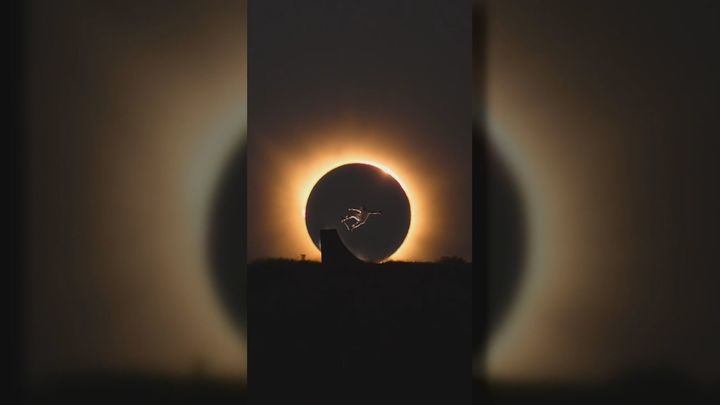 El skater madrileño Danny León 'cabalgando' el eclipse: el salto viral que sorprende al mundo