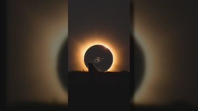 El skater madrileño Danny León 'cabalgando' el eclipse: el salto viral que sorprende al mundo