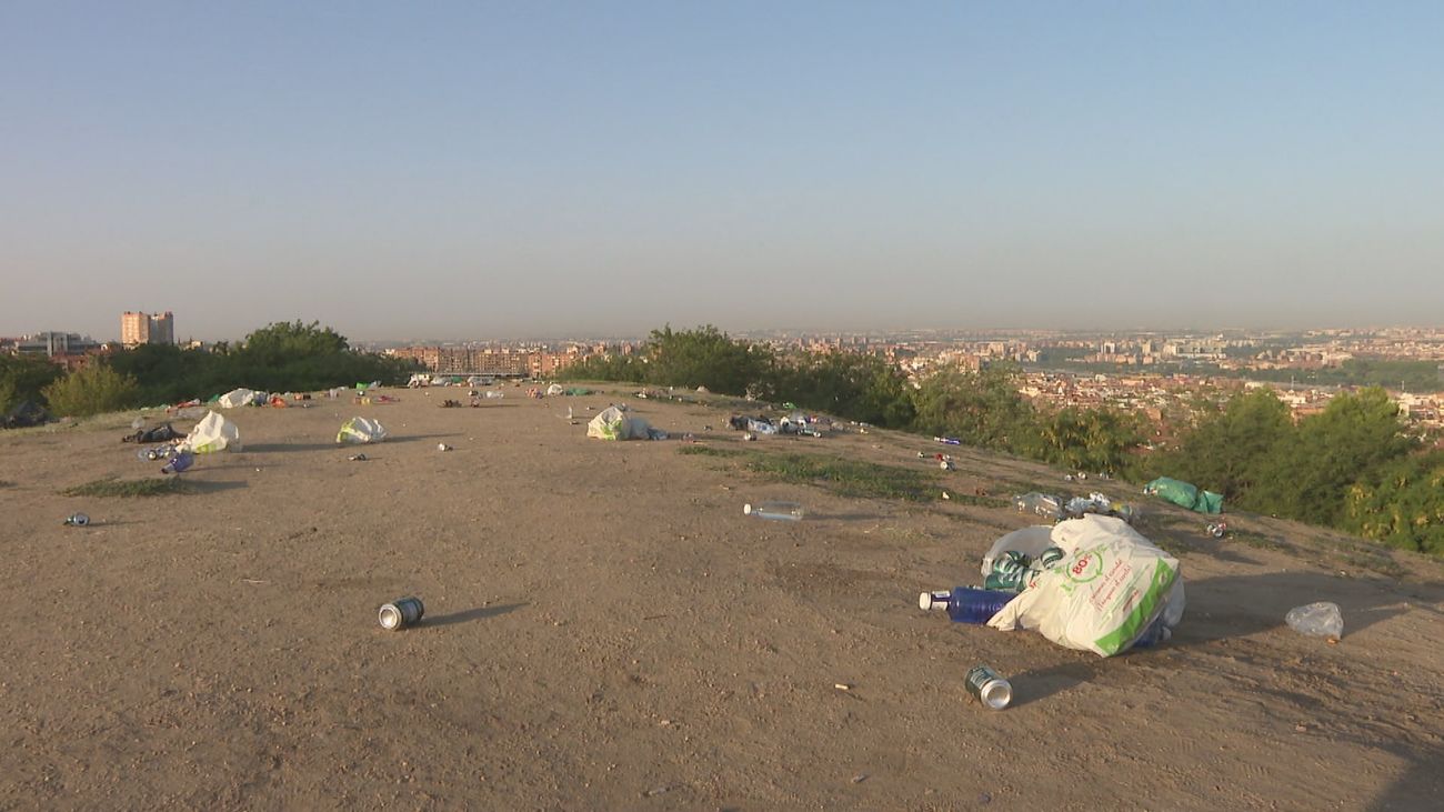 El Cerro del Tío Pío amanece lleno de basura tras el eclipse solar
