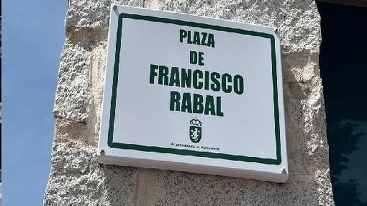 Dos exalcaldes de Alpedrete limpian el busto vandalizado de Francisco Rabal