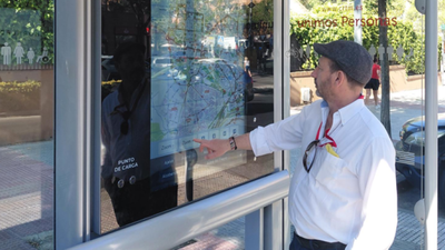 La Comunidad de Madrid instala mapas interactivos en las marquesinas para mejorar la información de los viajeros