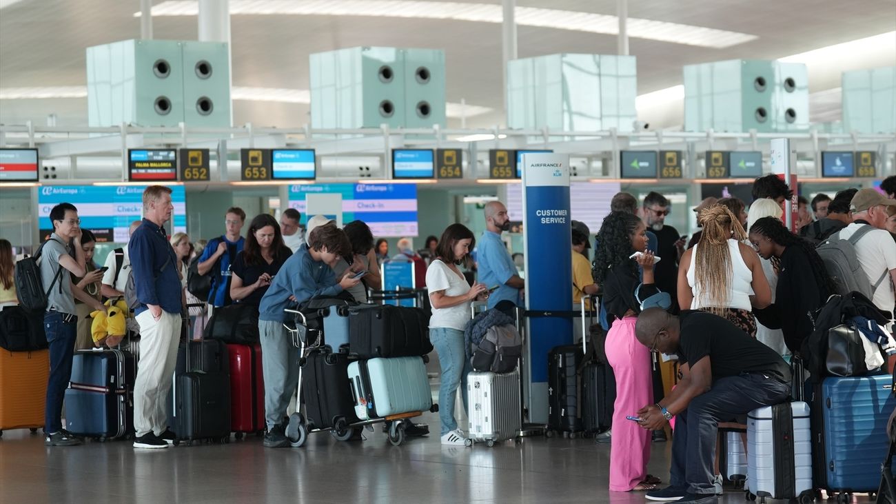 Caos en El Prat por la huelga del personal de tierra, más de cien vuelos cancelados y miles de maletas acumuladas
