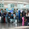 Caos en El Prat por la huelga del personal de tierra, más de cien vuelos cancelados y miles de maletas acumuladas