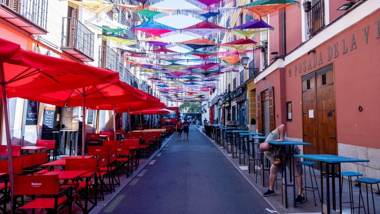 Decoración y elementos ornamentales con motivo de las fiestas en honor a la Virgen de la Paloma en Madrid