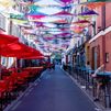 Decoración y elementos ornamentales con motivo de las fiestas en honor a la Virgen de la Paloma en Madrid