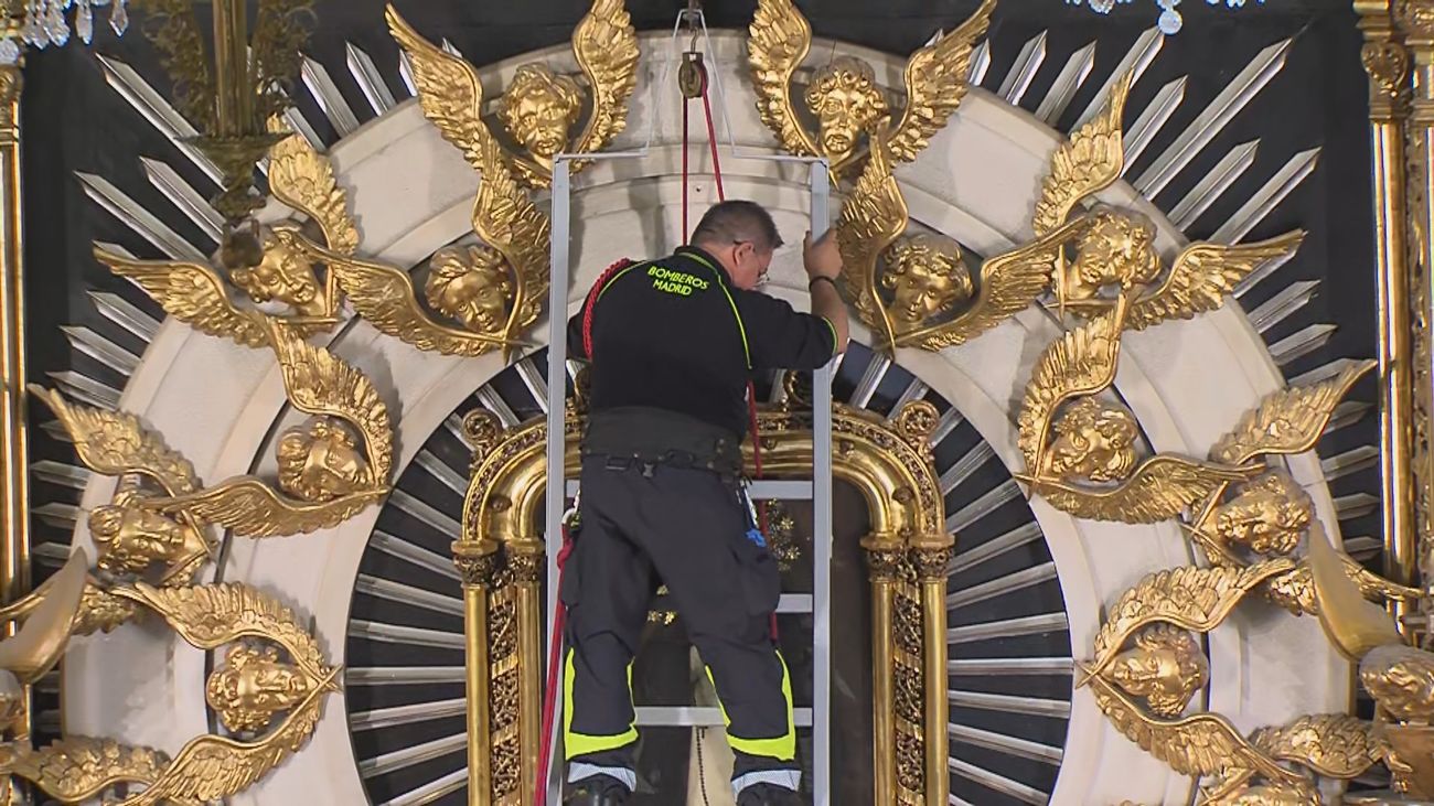 Así ha vivido Madrid la solemne bajada del cuadro de la Virgen de la Paloma