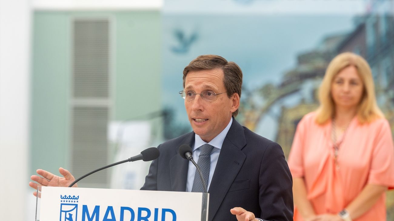 Almeida agradece a Ayuso que no se haya ido de vacaciones con la sierra ardiendo: "de otros no se sabe nada"