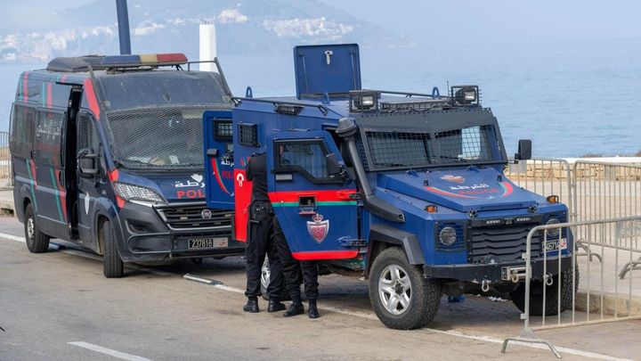 La Policía marroquí establece un control en los accesos al paso fronterizo de Bab Sebta para prohibir la entrada a Ceuta, en Fnideq (Marruecos)